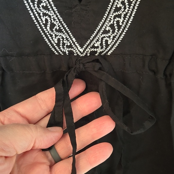 Tropical Escape | Black Embroidered Beach Coverup Size Medium - Picture 8 of 11